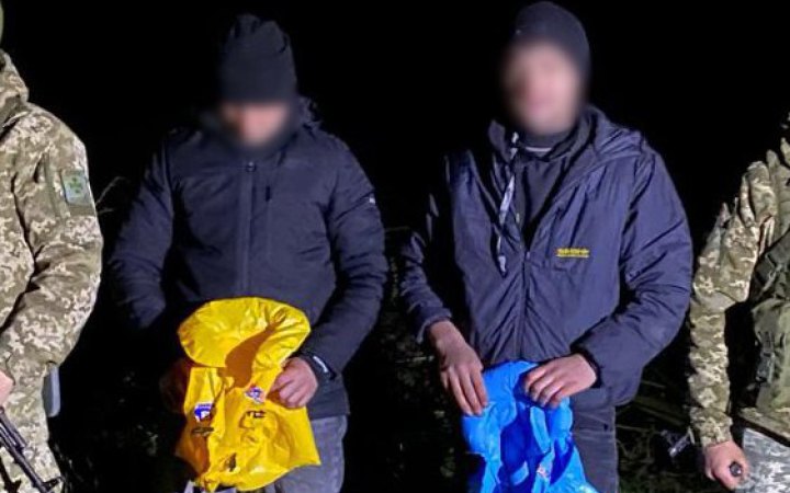 ​На Закарпатті чоловіки із дитячими надувними жилетами зібралися "штурмувати" Тису