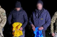 ​На Закарпатті чоловіки із дитячими надувними жилетами зібралися "штурмувати" Тису