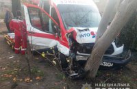 В Одессе "скорая" столкнулась с легковушкой и врезалась в дерево