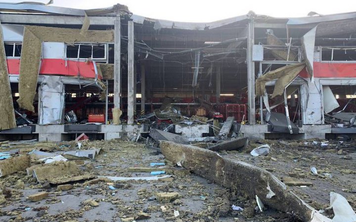 У Миколаєві ворог спалив "Нову пошту". Поранені троє людей