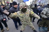 Националисты забросали камнями офис Ахметова, Альфа-банк и Сбербанк