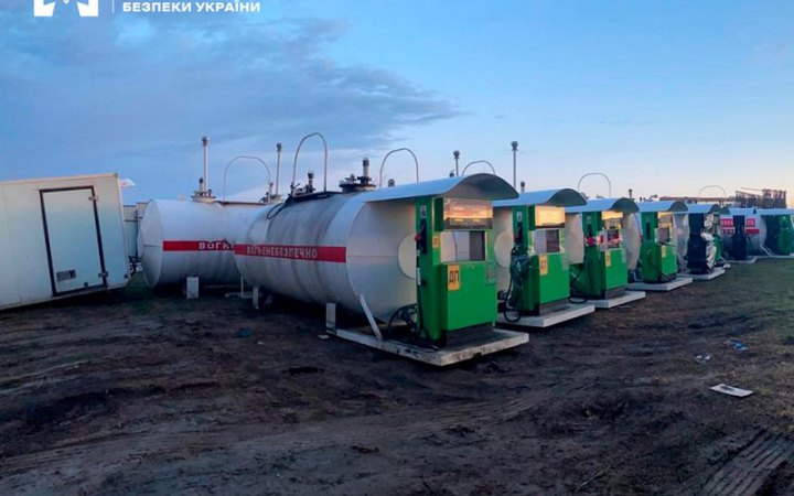 БЕБ припинило роботу нелегальної АЗС у Києві, вилучено 1,5 тисячі літрів палива та обладнання