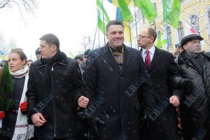 Поход партий на выборы "по одному" дает лучшие результаты - соцопрос