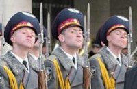 В гвардии президента били солдат