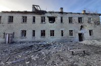 Унаслідок ворожих обстрілів Донеччини пошкоджені будинки, підприємство і школа