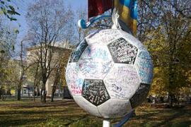 В Донецке памятник Евро-2012 исписали маркерами и помадой