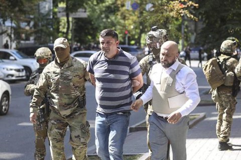 Мужчина, который пришел с гранатой в Кабмин, сдался полиции благодаря переговорам со своим другом-волонтером (обновлено)