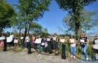 Активісти провели акцію проти вирубки дерев на схилах Старокиївської гори в Києві