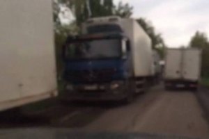 Силовики задержали на границе с ЛНР 170 грузовиков с алкоголем и продуктами (обновлено)