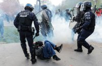 У Парижі протестувальники закидали поліцію коктейлями Молотова, правоохоронці застосували сльозогінний газ і кийки