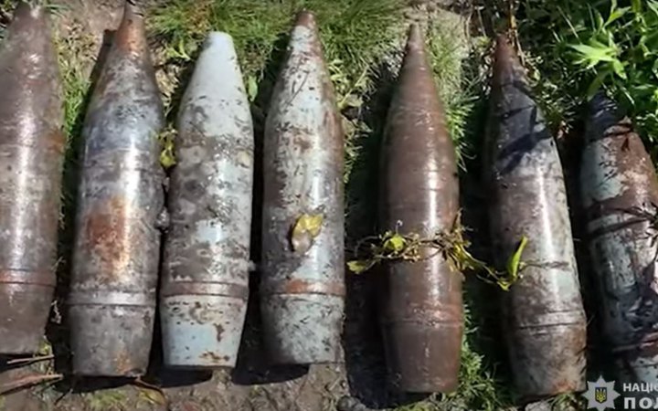 Поліцейські виявили та знешкодили артилерійські снаряди поблизу зруйнованої понтонної переправи росіян 