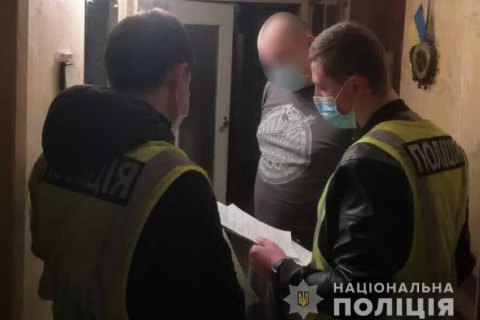Полиция нашла мужчину, который год назад разбил нос кассирше в магазине "Рошен"