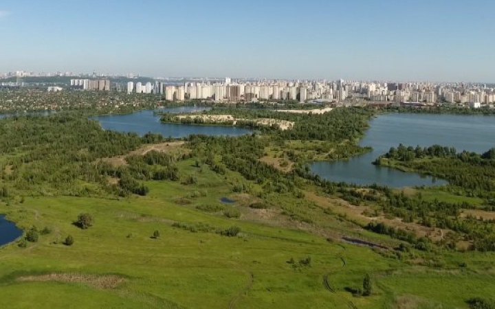 У київському екопарку "Осокорки" спалахнула пожежа