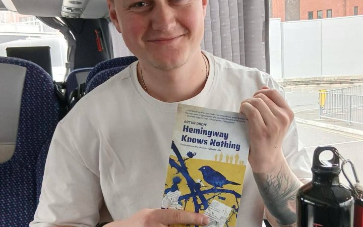 Книга Артура Дроня “Гемінґвей нічого не знає” виходить англійською
