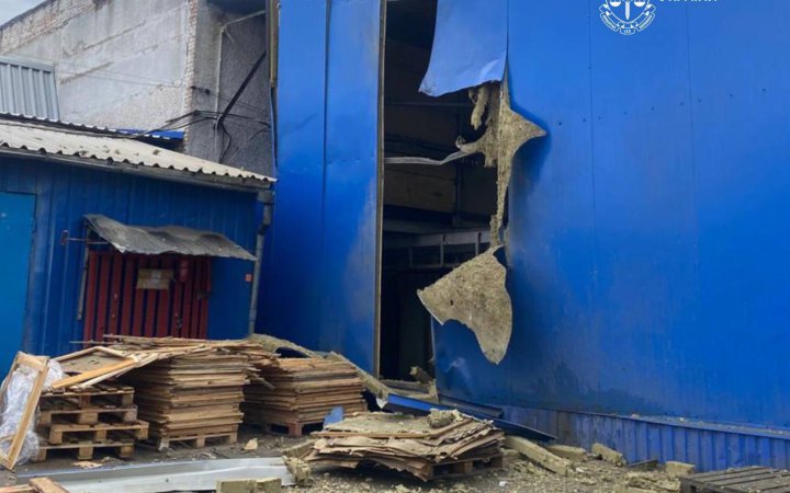 Росіяни атакували дроном харчове підприємство в Богодухові: є постраждалі