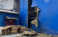 Росіяни атакували дроном харчове підприємство в Богодухові: є постраждалі