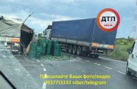 На Бориспольской трассе перевернулась загруженная пивом фура 