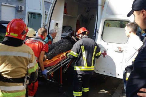 В Киеве на Печерске на женщину упало дерево