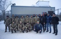 Волонтери мають їздити на передову з дитячими малюнками, а не генераторами
