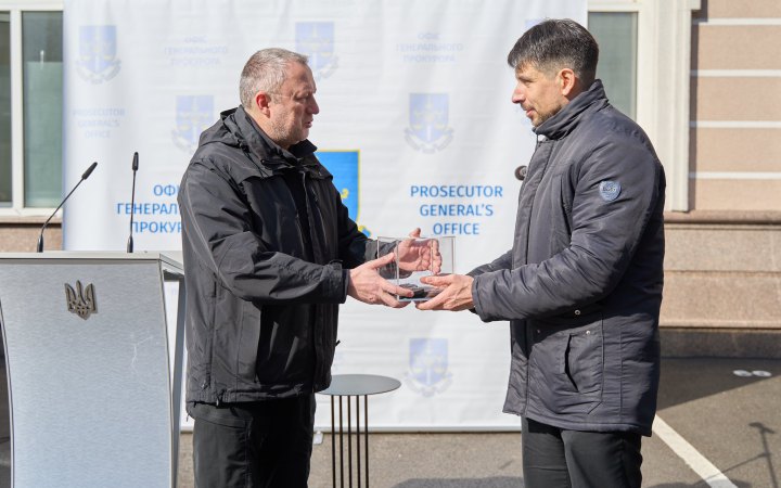 Українські прокурори отримали від посольства США шість броньованих авто