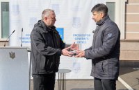 Українські прокурори отримали від посольства США шість броньованих авто