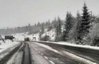 Дороги на перевалах Закарпатья засыпало снегом