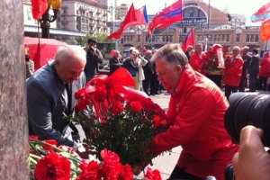 Симоненко принес цветы к Ленину и повел коммунистов на митинг