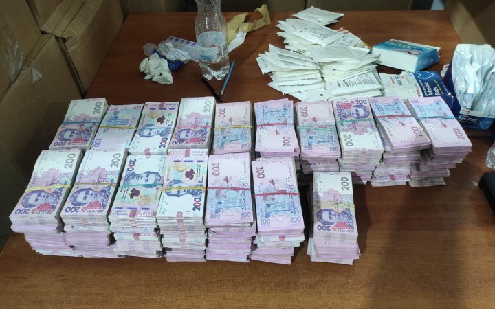 На кордоні з Угорщиною затримали чоловіка, який перевозив понад 3 млн грн