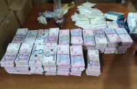 На кордоні з Угорщиною затримали чоловіка, який перевозив понад 3 млн грн