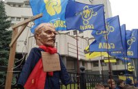 Националисты принесли под Конституционный суд Ленина на виселице