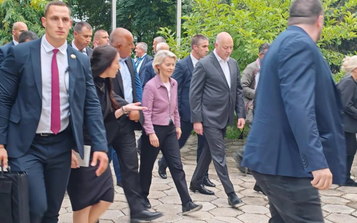 Президентка Єврокомісії прибула до Болгарії обговорювати оборону ЄС та загрози з боку Росії