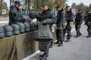 Яценюк призвал добровольцев вступать на службу в Нацгвардию и ВСУ