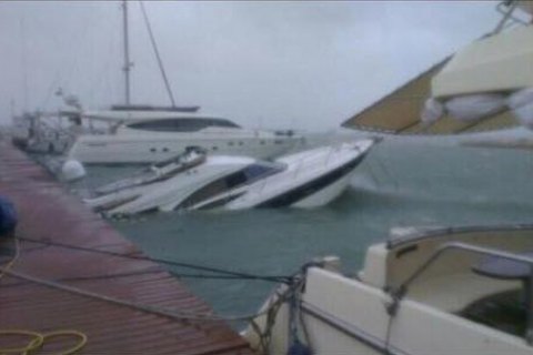В Одесі через шторм затонуло два судна