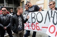 Противники Тимошенко устроили "тараканьи бега" под судом