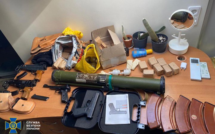 Ексочільників господарського підрозділу СБУ викрили на оборудках з пальним