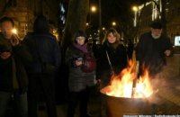 В Одессе в поддержку задержанных активистов зажгли костры под прокуратурой