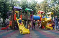 ​У Львові судили пенсіонерку, яка плювала та кидала камінням у дітей на майданчику