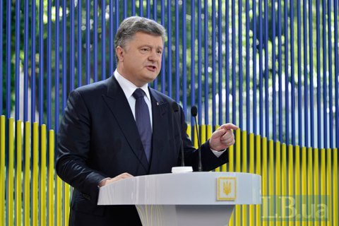 Порошенко пояснил причину визита в Берлин на День Независимости