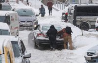Киев ограничивает въезд грузовиков из-за непогоды 