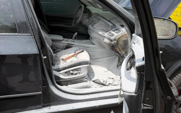 Поліція: в Києві чоловік підпалив авто психолога, бо "був невдоволений його роботою"