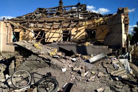 Боевики возобновили обстрелы жилого сектора Авдеевки, мина попала в дом