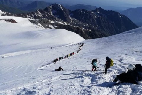 ​Троє українців постраждали при сходженні лавини на Казбеку (оновлено)