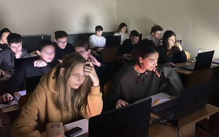 Кожен третій підліток не досяг базового рівня з природничих наук і майже кожен другий — з математики та читання 