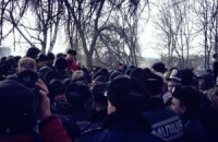 "Свободовцы" и коммунисты уже дерутся возле Ленина в Ахтырке