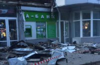 В Херсоне карниз здания упал на женщину возле банкомата