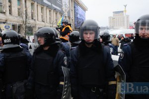 Внутренние войска продолжают держать в оцеплении центр Киева