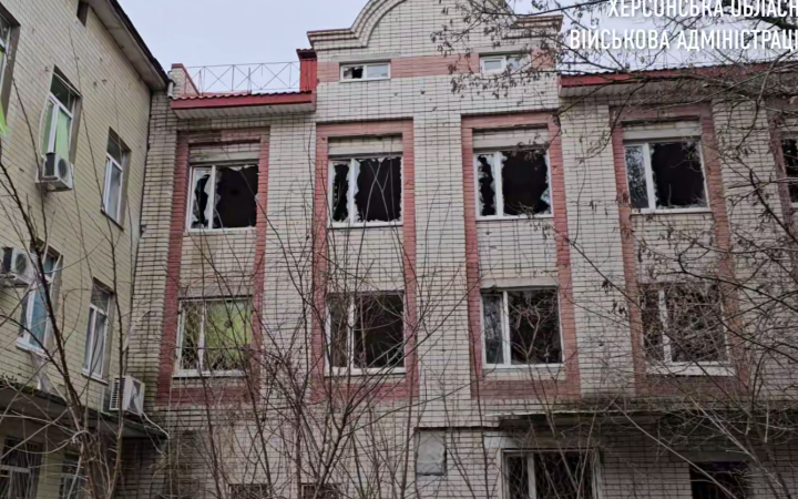 Окупанти з самого ранку криють вогнем Херсон, обстріляли медзаклад та приватний сектор