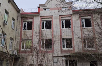 Окупанти з самого ранку криють вогнем Херсон, обстріляли медзаклад та приватний сектор