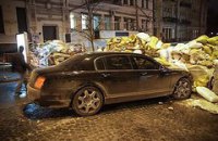 ​Bentley врезался в баррикаду Евромайдана возле здания Минюста