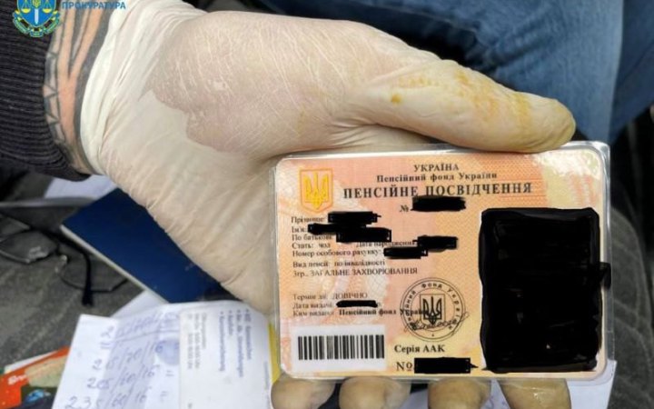 На Хмельниччині чоловік підробляв пенсійні посвідчення, аби переправляти за кордон військовозобов'язаних